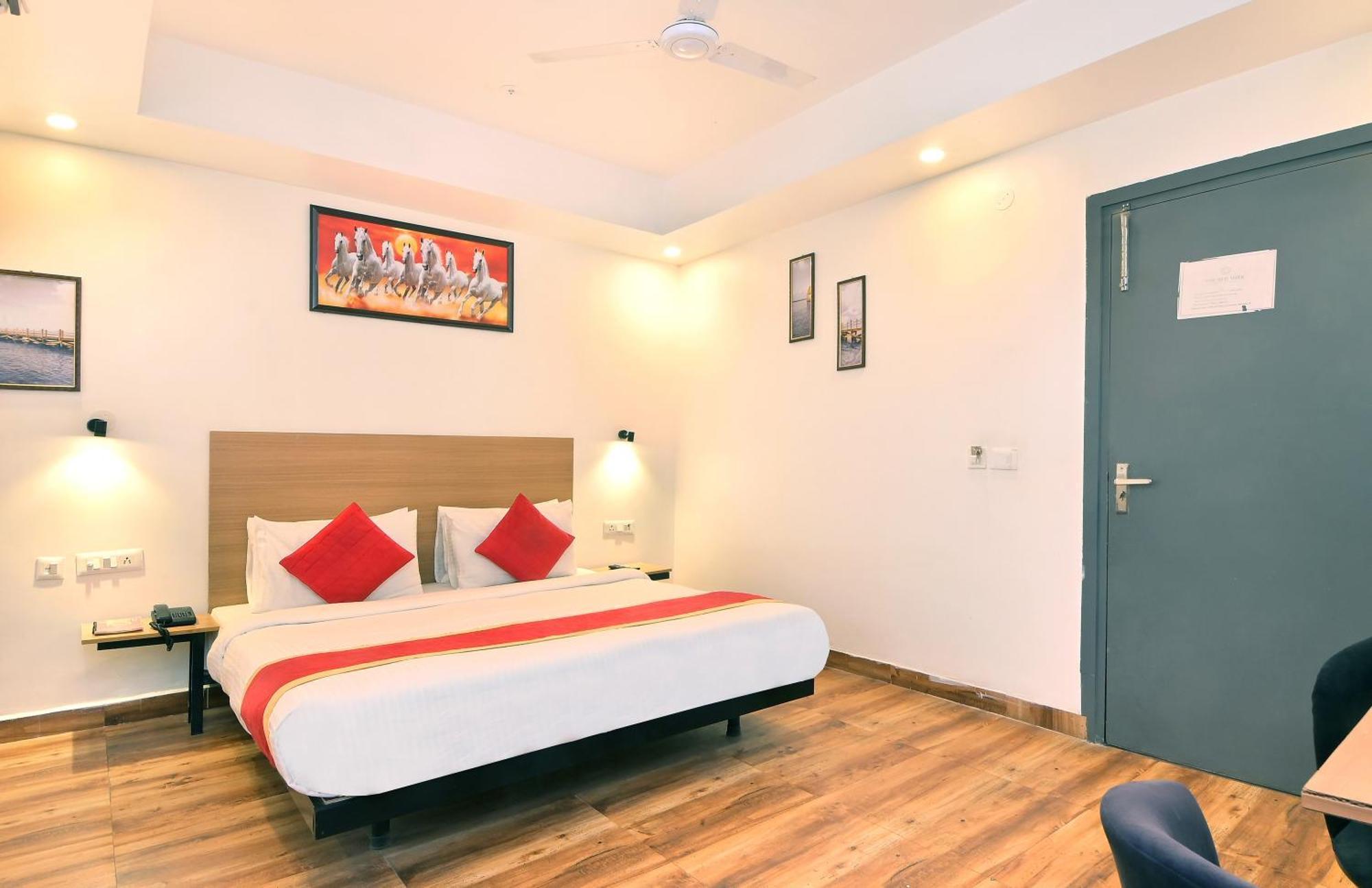 Hotel Red York By Byob Hotels ノイダ エクステリア 写真