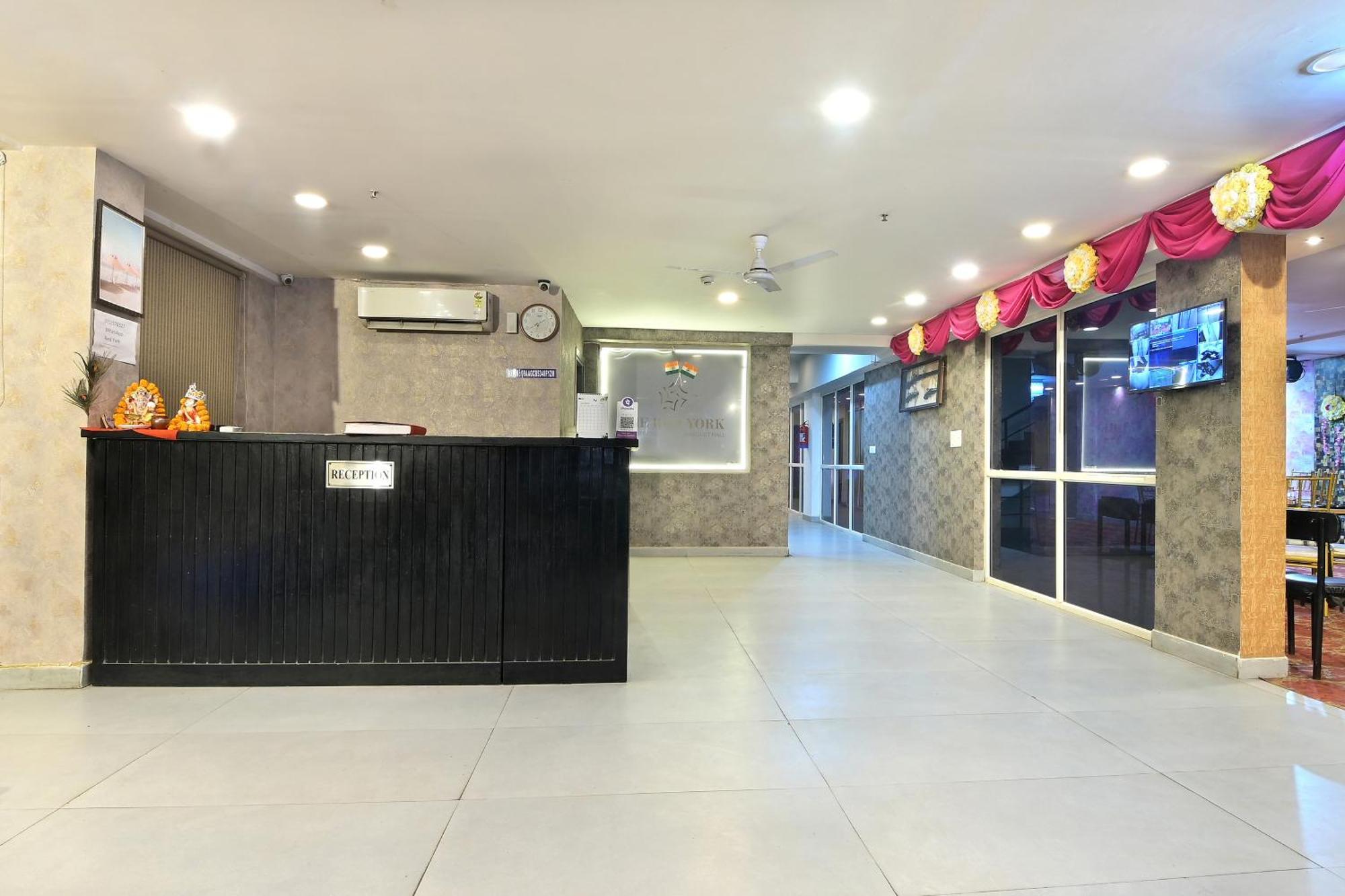 Hotel Red York By Byob Hotels ノイダ エクステリア 写真
