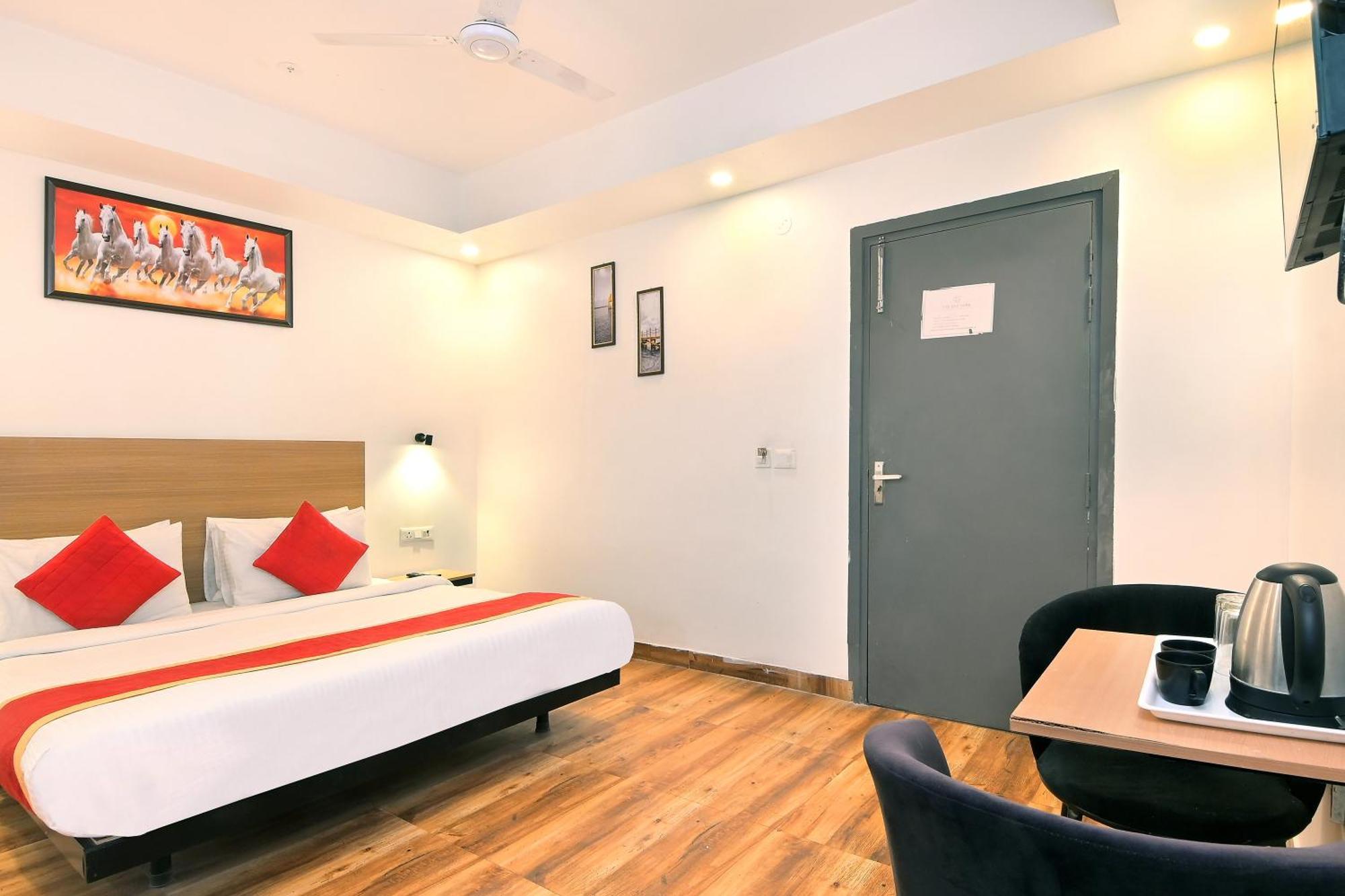 Hotel Red York By Byob Hotels ノイダ エクステリア 写真