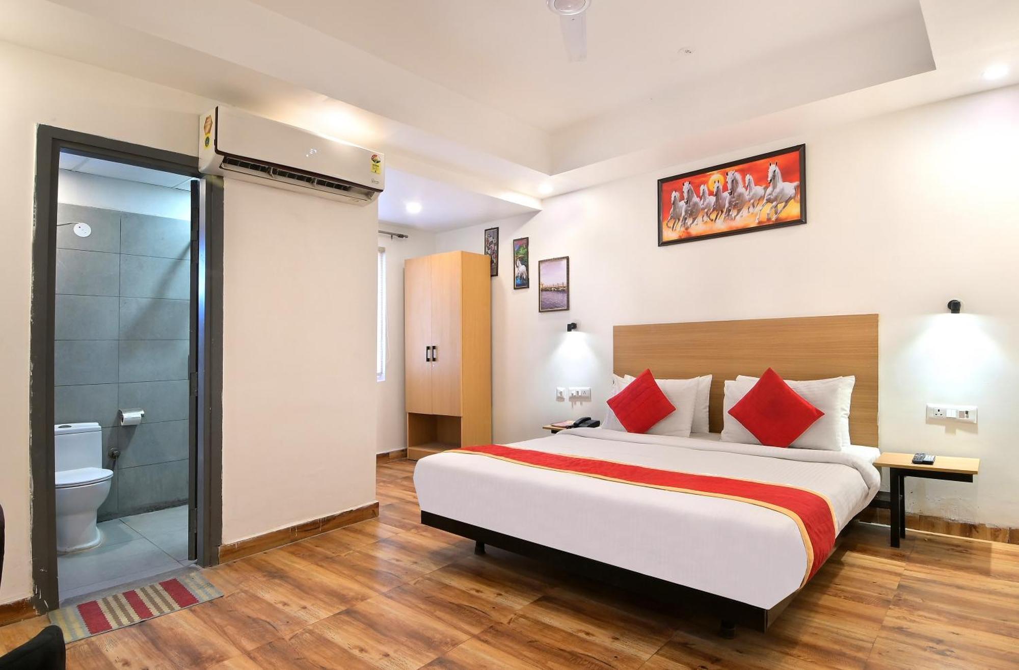 Hotel Red York By Byob Hotels ノイダ エクステリア 写真