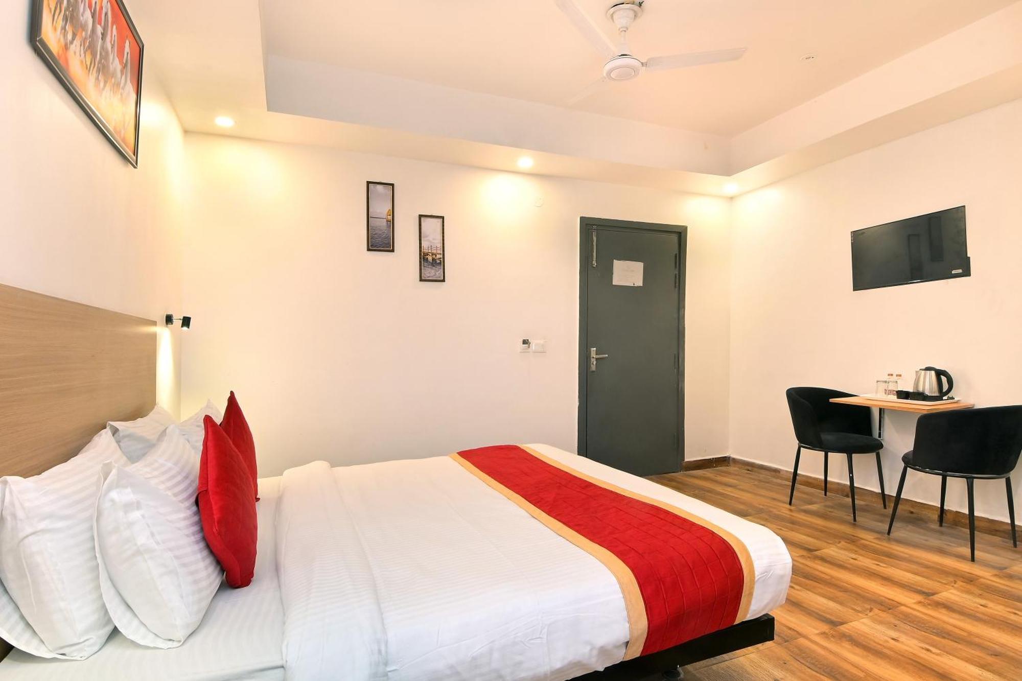 Hotel Red York By Byob Hotels ノイダ エクステリア 写真
