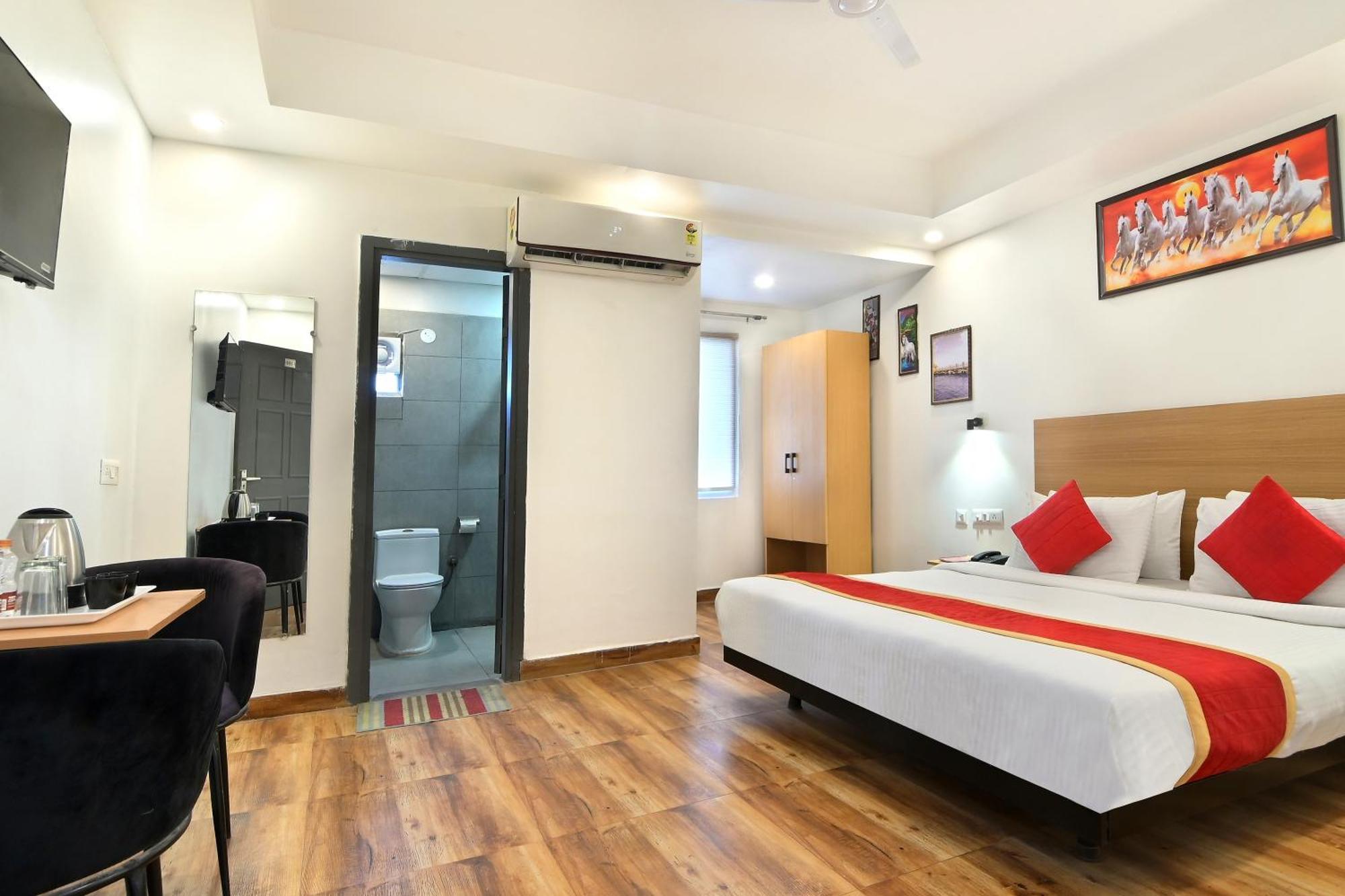 Hotel Red York By Byob Hotels ノイダ エクステリア 写真