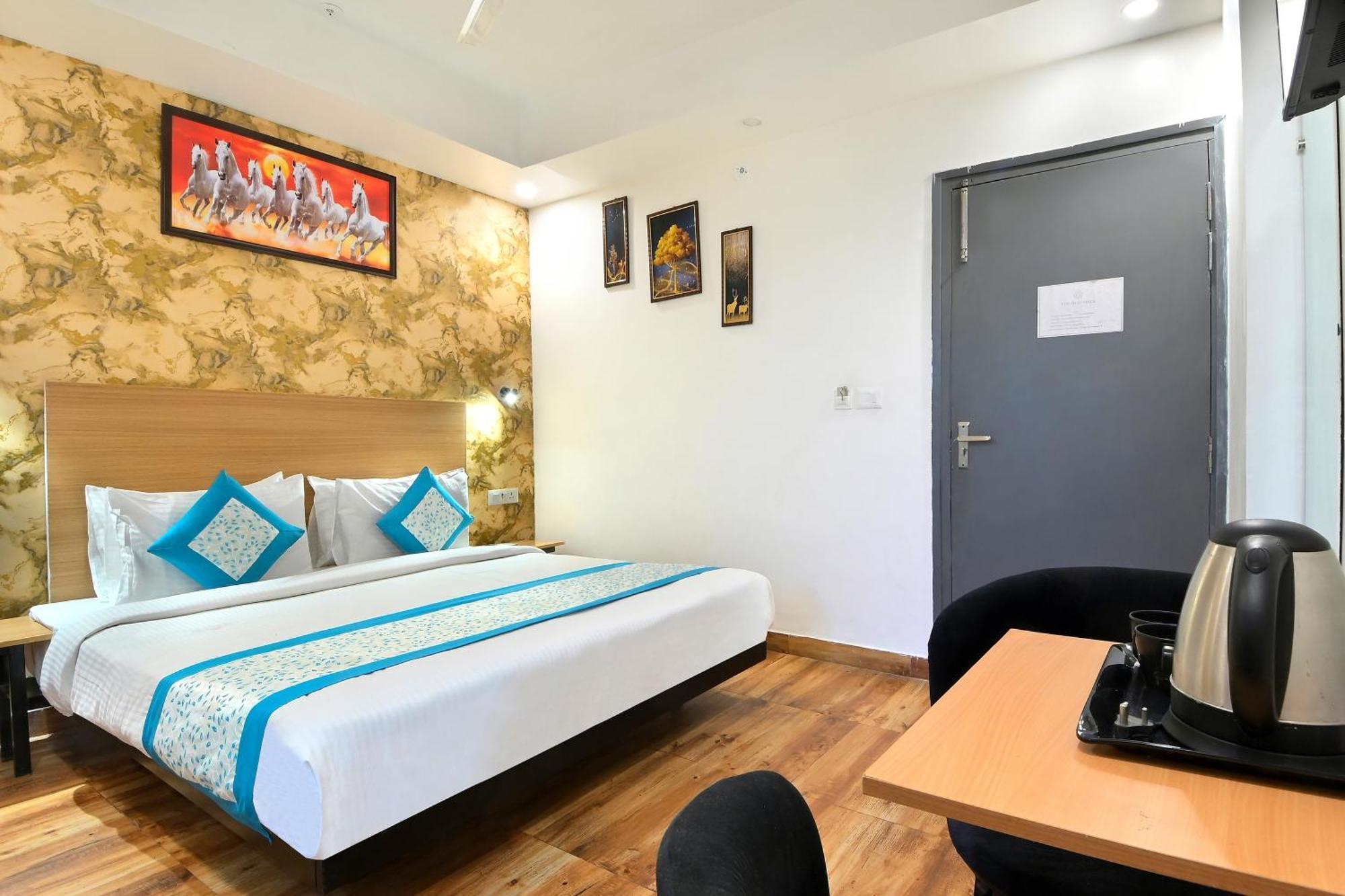 Hotel Red York By Byob Hotels ノイダ エクステリア 写真