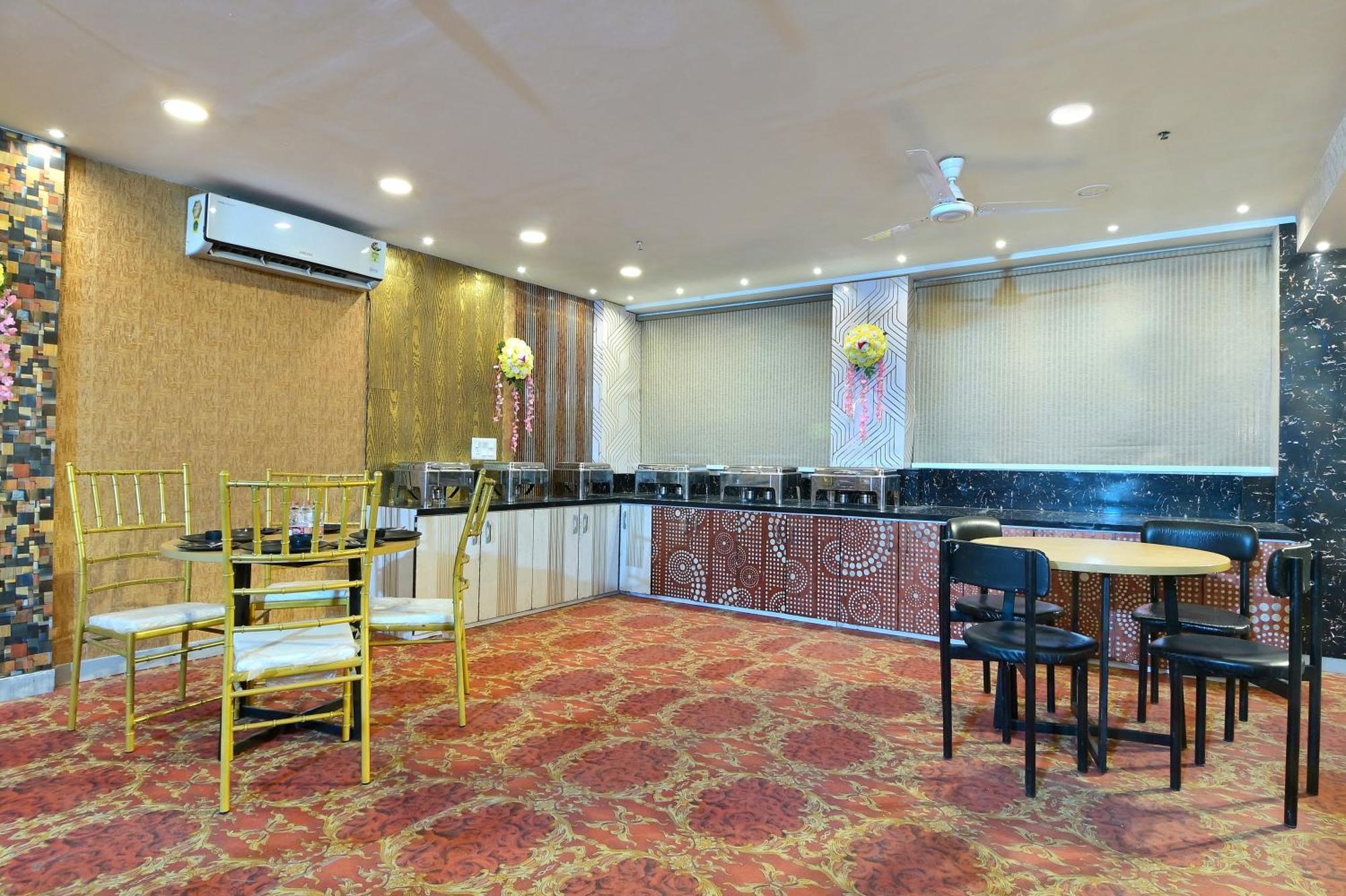 Hotel Red York By Byob Hotels ノイダ エクステリア 写真