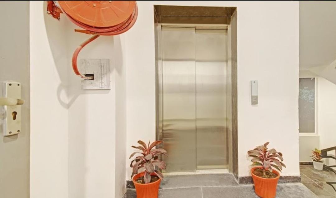 Hotel Red York By Byob Hotels ノイダ エクステリア 写真
