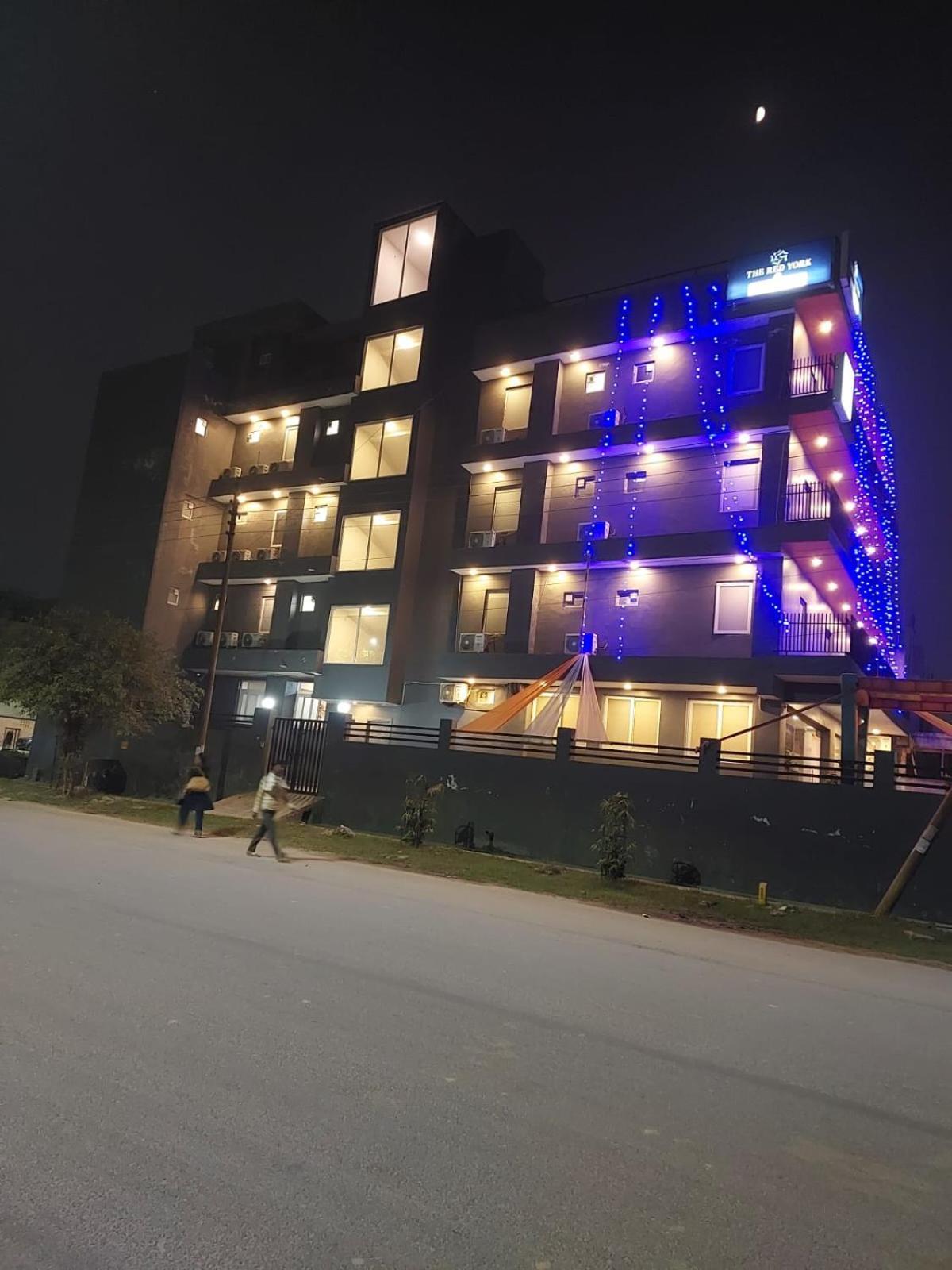 Hotel Red York By Byob Hotels ノイダ エクステリア 写真