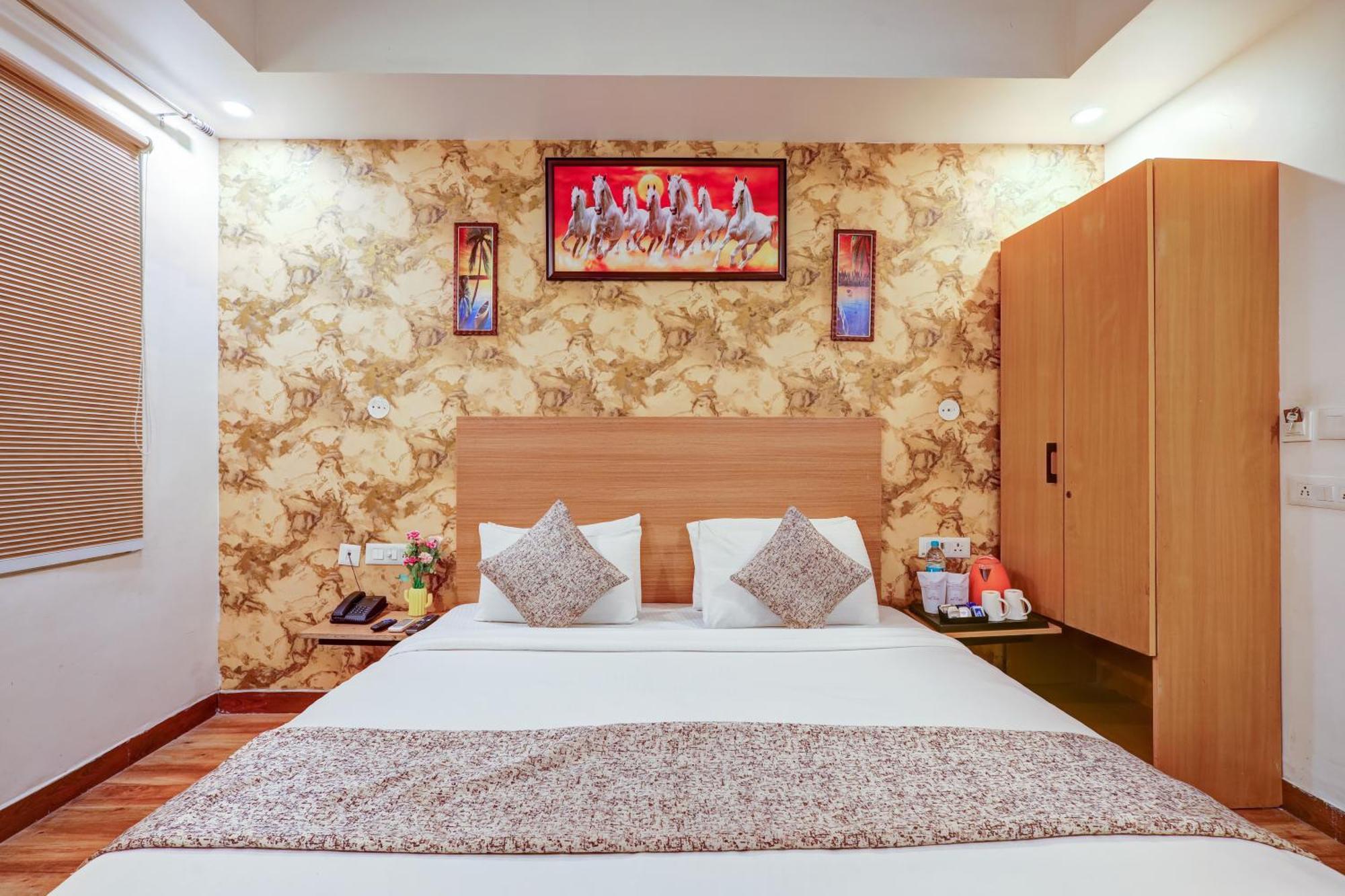 Hotel Red York By Byob Hotels ノイダ エクステリア 写真