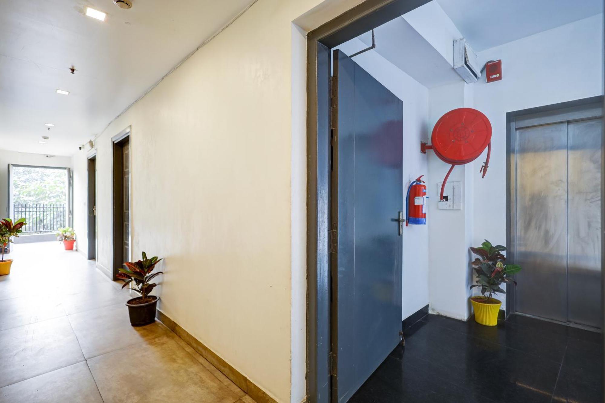 Hotel Red York By Byob Hotels ノイダ エクステリア 写真