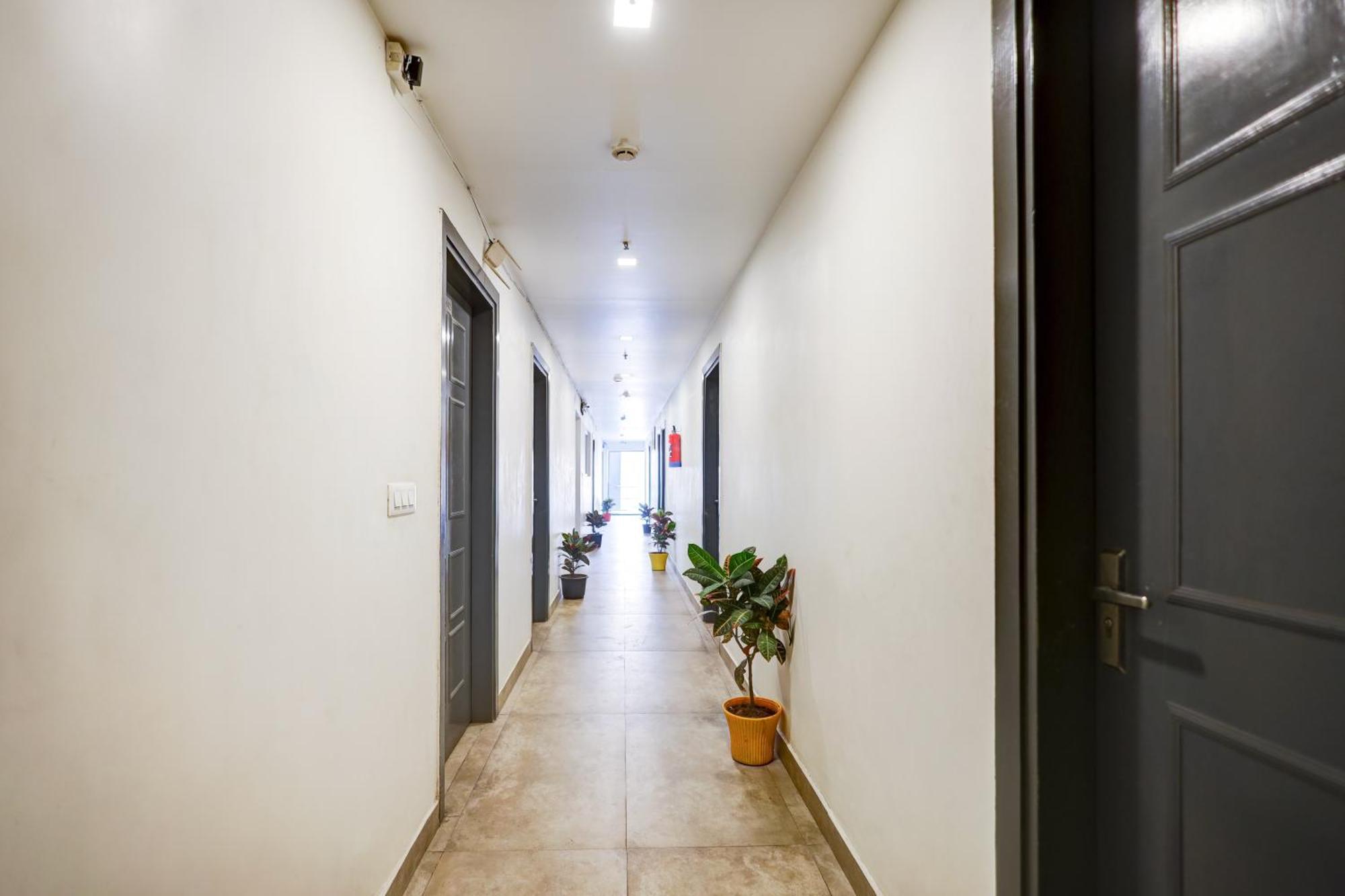 Hotel Red York By Byob Hotels ノイダ エクステリア 写真