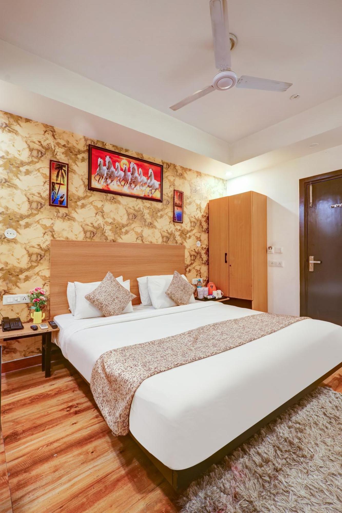 Hotel Red York By Byob Hotels ノイダ エクステリア 写真