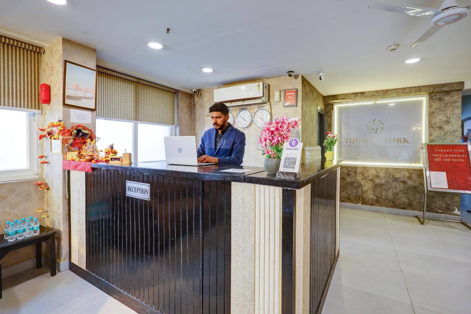Hotel Red York By Byob Hotels ノイダ エクステリア 写真