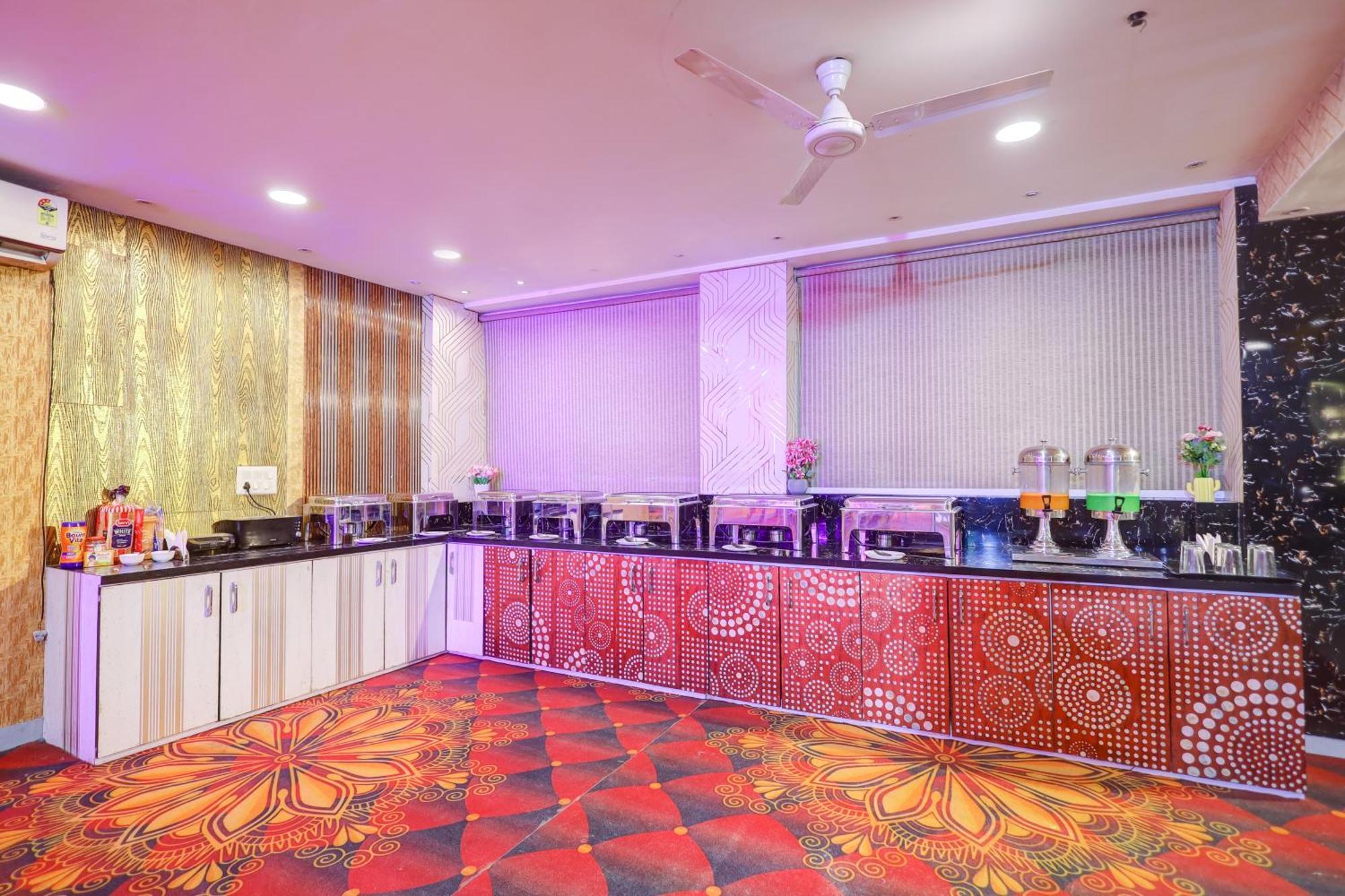 Hotel Red York By Byob Hotels ノイダ エクステリア 写真