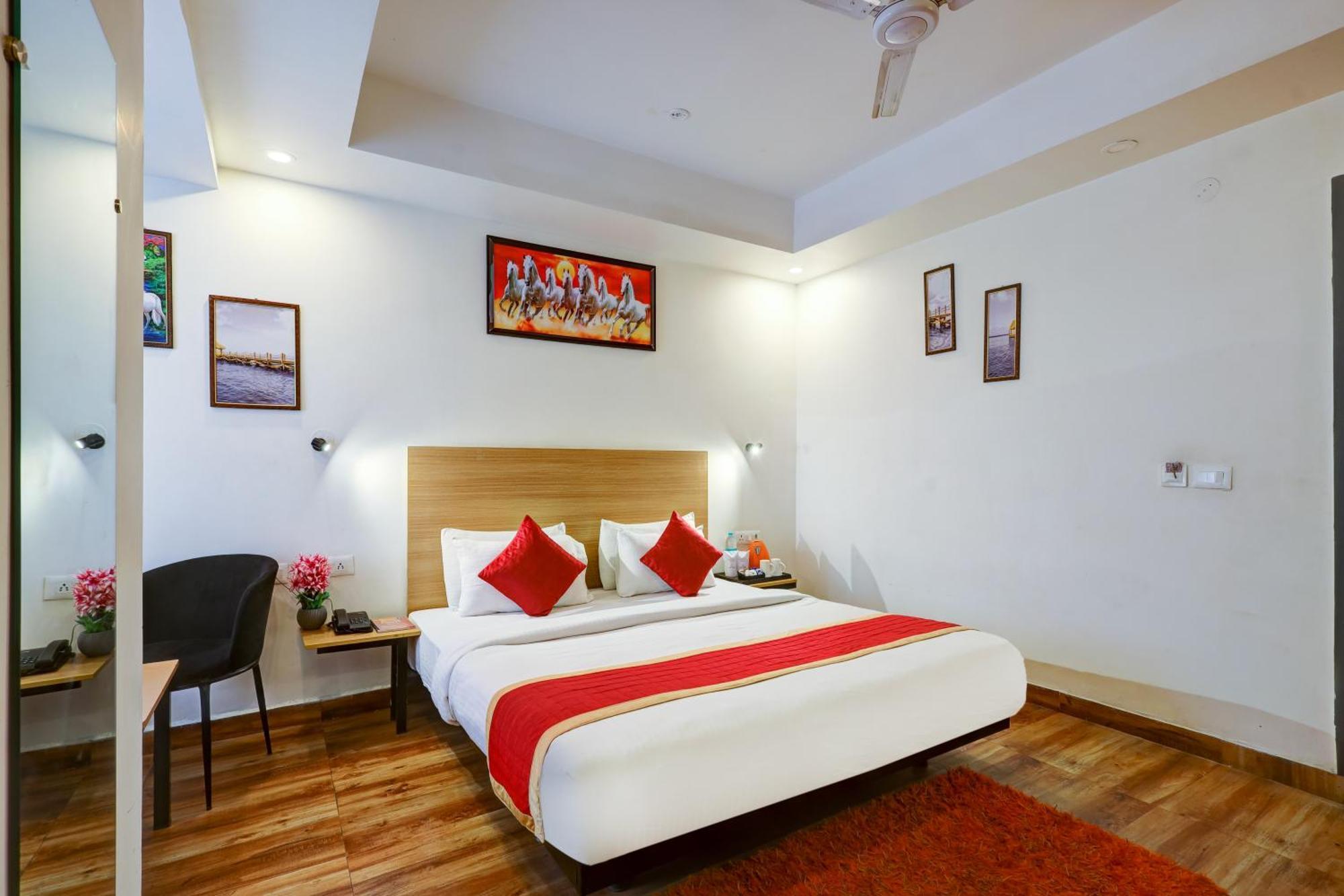 Hotel Red York By Byob Hotels ノイダ エクステリア 写真