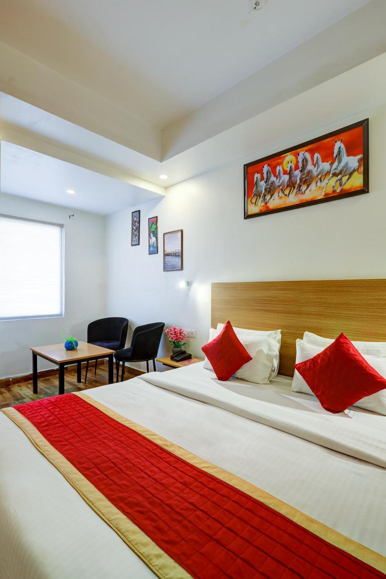 Hotel Red York By Byob Hotels ノイダ エクステリア 写真