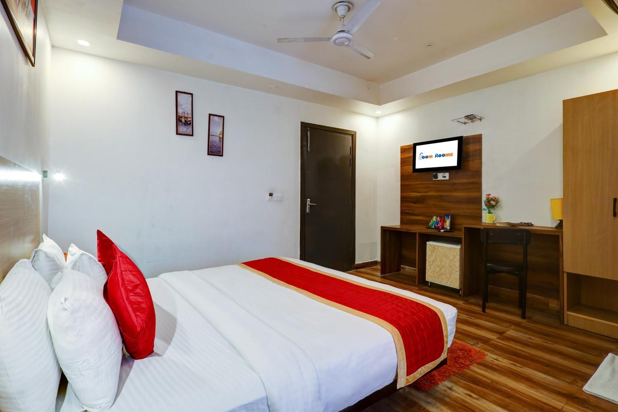Hotel Red York By Byob Hotels ノイダ エクステリア 写真
