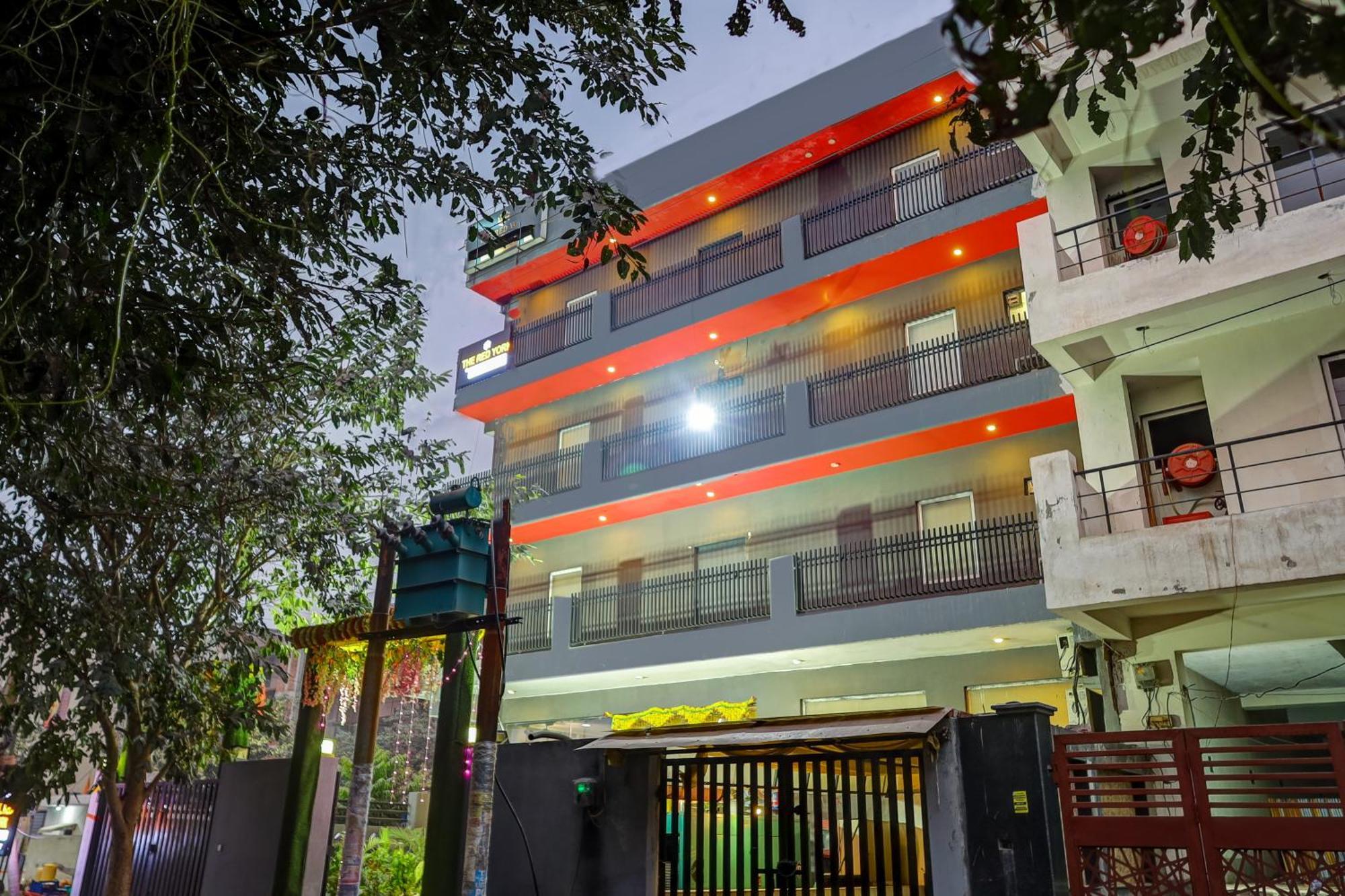 Hotel Red York By Byob Hotels ノイダ エクステリア 写真
