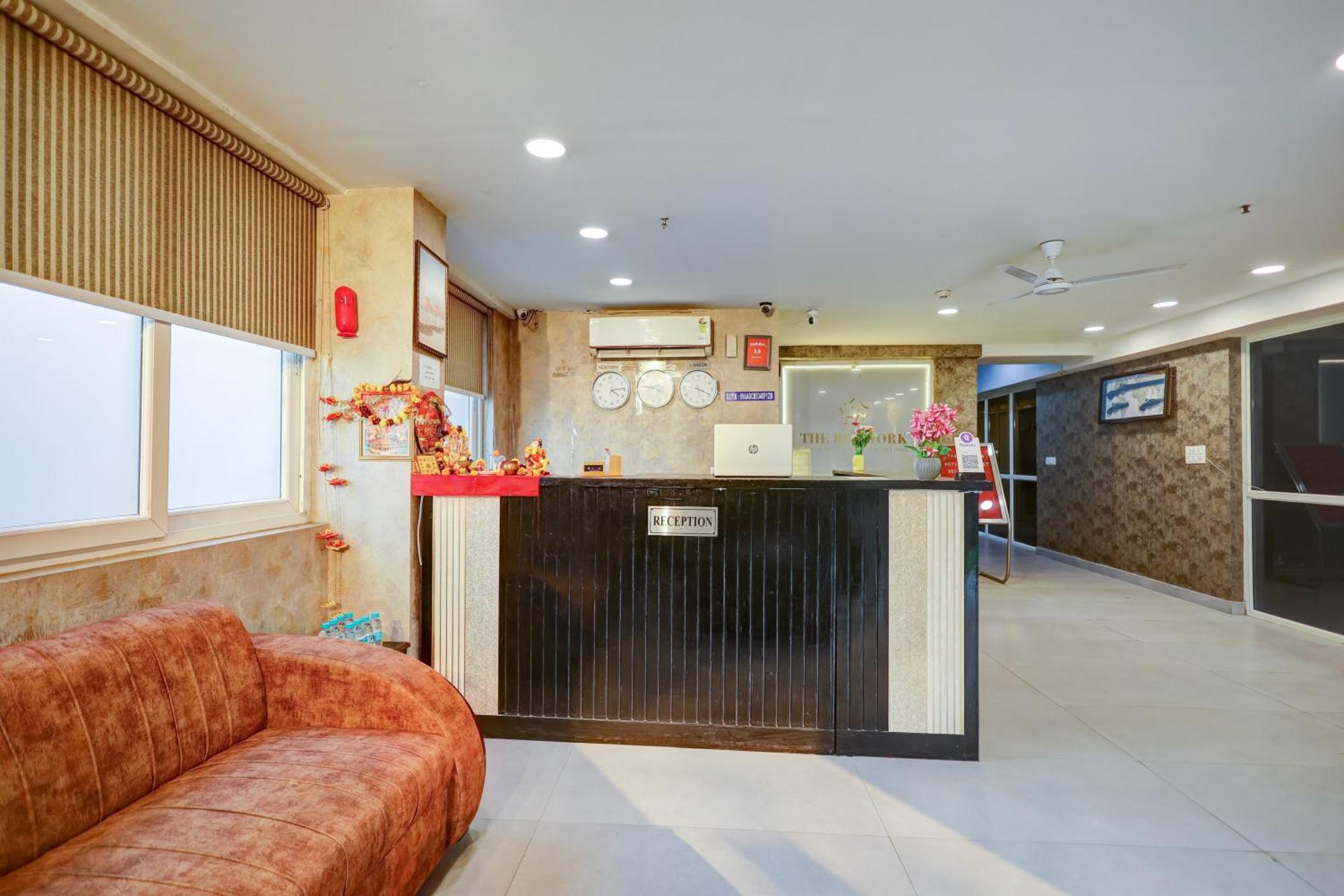 Hotel Red York By Byob Hotels ノイダ エクステリア 写真