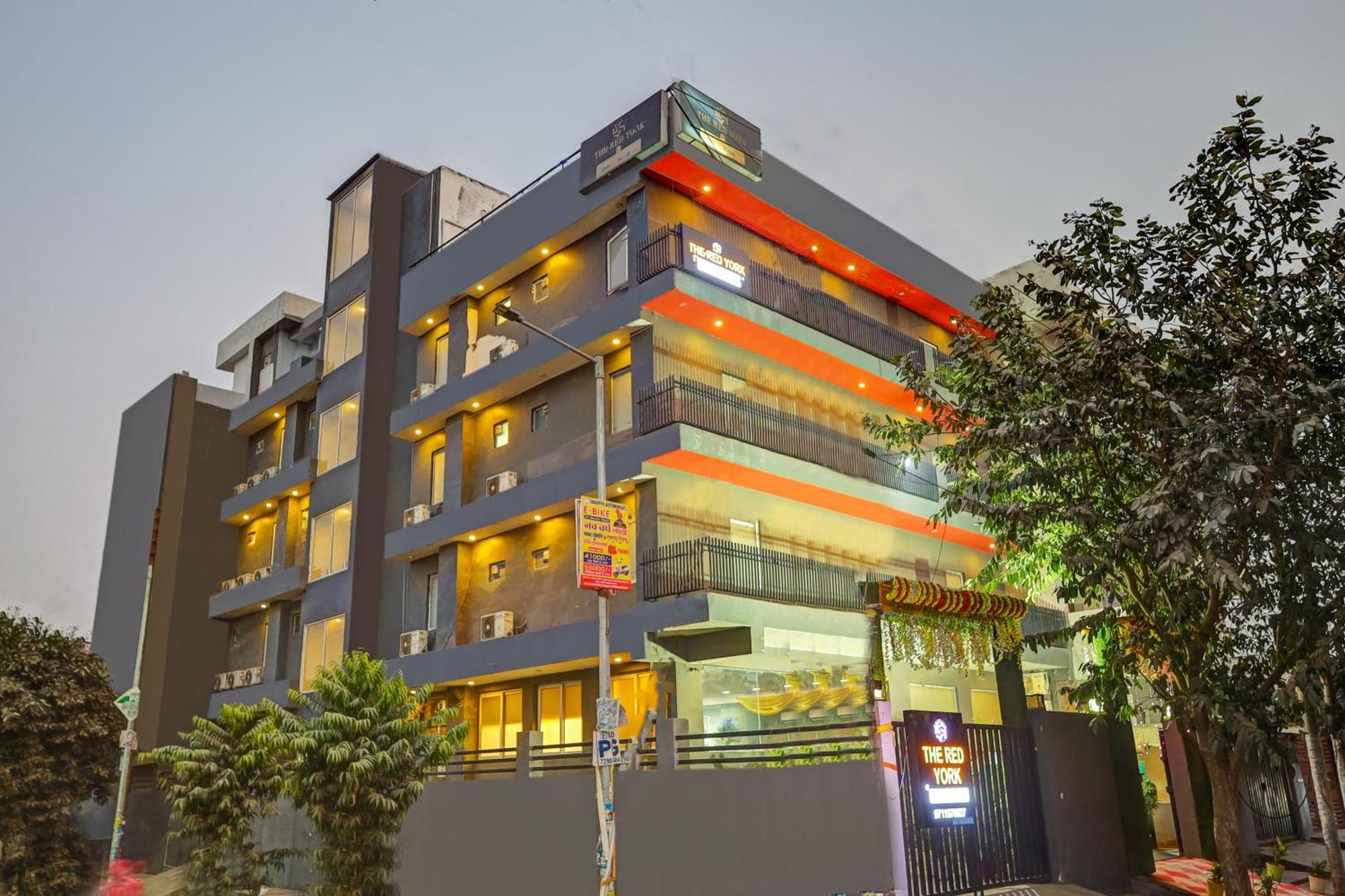 Hotel Red York By Byob Hotels ノイダ エクステリア 写真