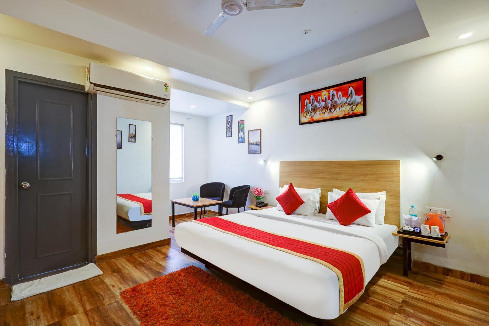 Hotel Red York By Byob Hotels ノイダ エクステリア 写真